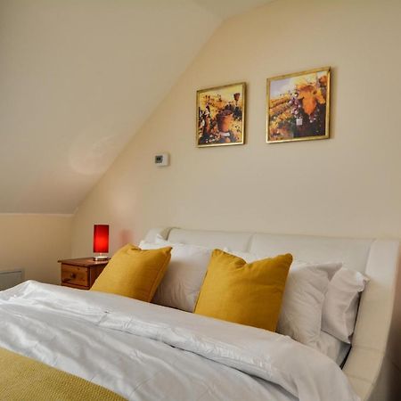 Three Bedroom House In Runcorn By The Lake With Parking By Neofinixdotcom Eksteriør billede