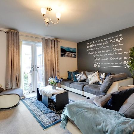 Three Bedroom House In Runcorn By The Lake With Parking By Neofinixdotcom Eksteriør billede