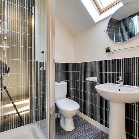 Three Bedroom House In Runcorn By The Lake With Parking By Neofinixdotcom Eksteriør billede