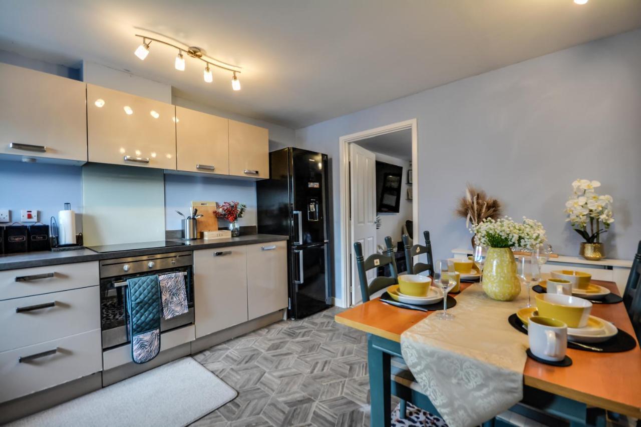 Three Bedroom House In Runcorn By The Lake With Parking By Neofinixdotcom Eksteriør billede