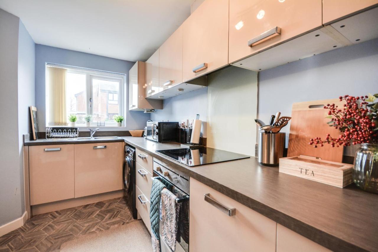 Three Bedroom House In Runcorn By The Lake With Parking By Neofinixdotcom Eksteriør billede
