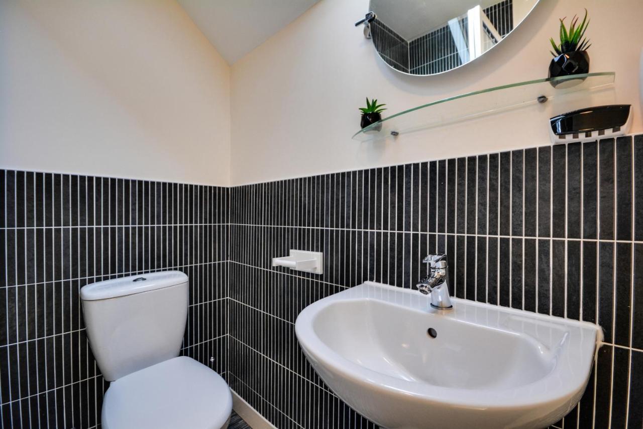 Three Bedroom House In Runcorn By The Lake With Parking By Neofinixdotcom Eksteriør billede
