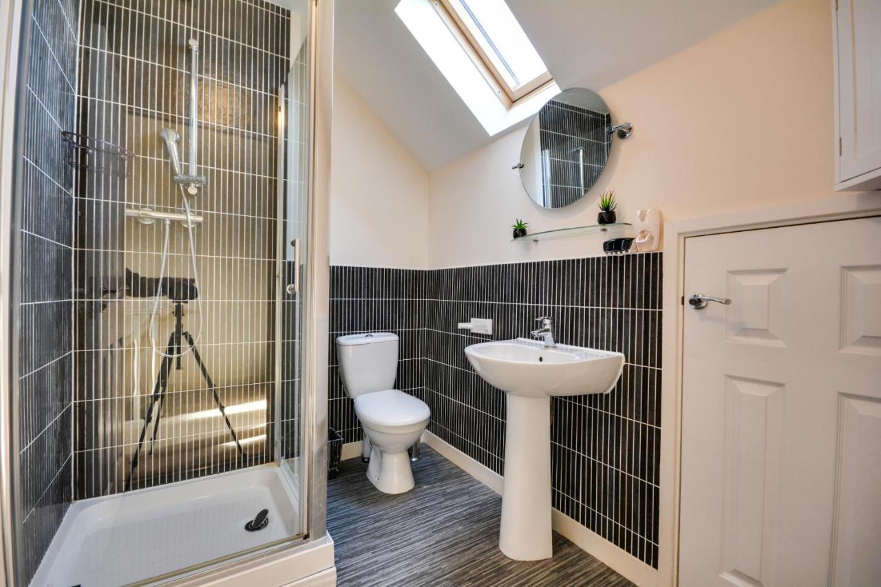 Three Bedroom House In Runcorn By The Lake With Parking By Neofinixdotcom Eksteriør billede