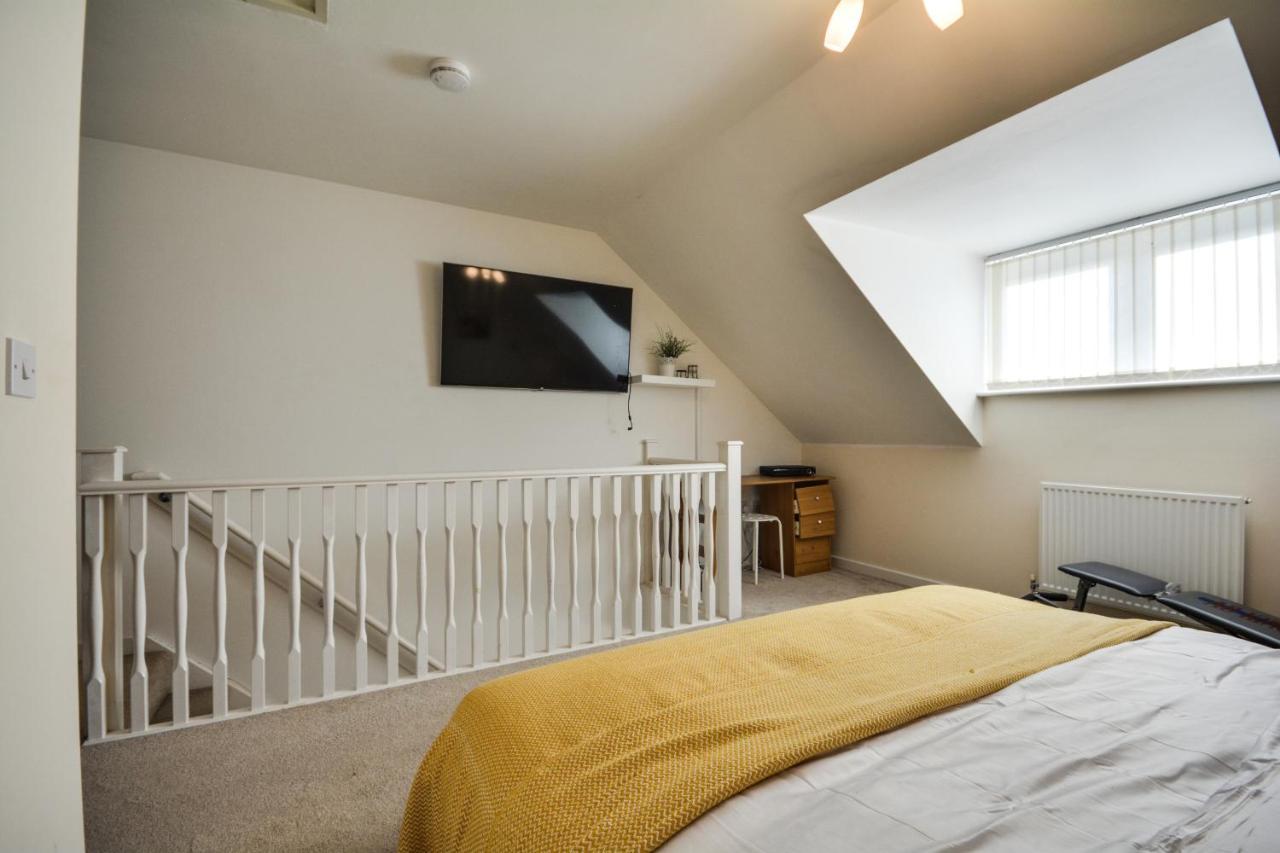 Three Bedroom House In Runcorn By The Lake With Parking By Neofinixdotcom Eksteriør billede