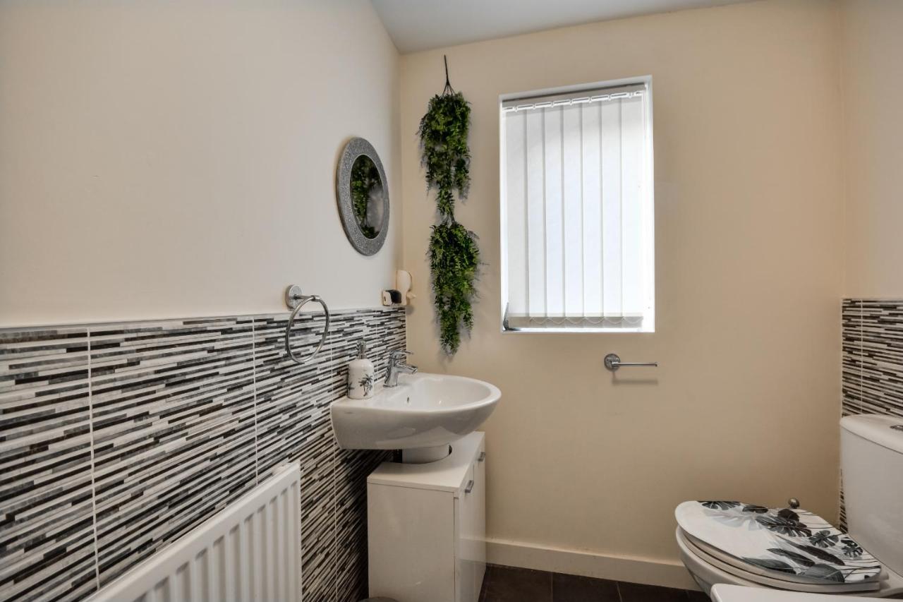 Three Bedroom House In Runcorn By The Lake With Parking By Neofinixdotcom Eksteriør billede