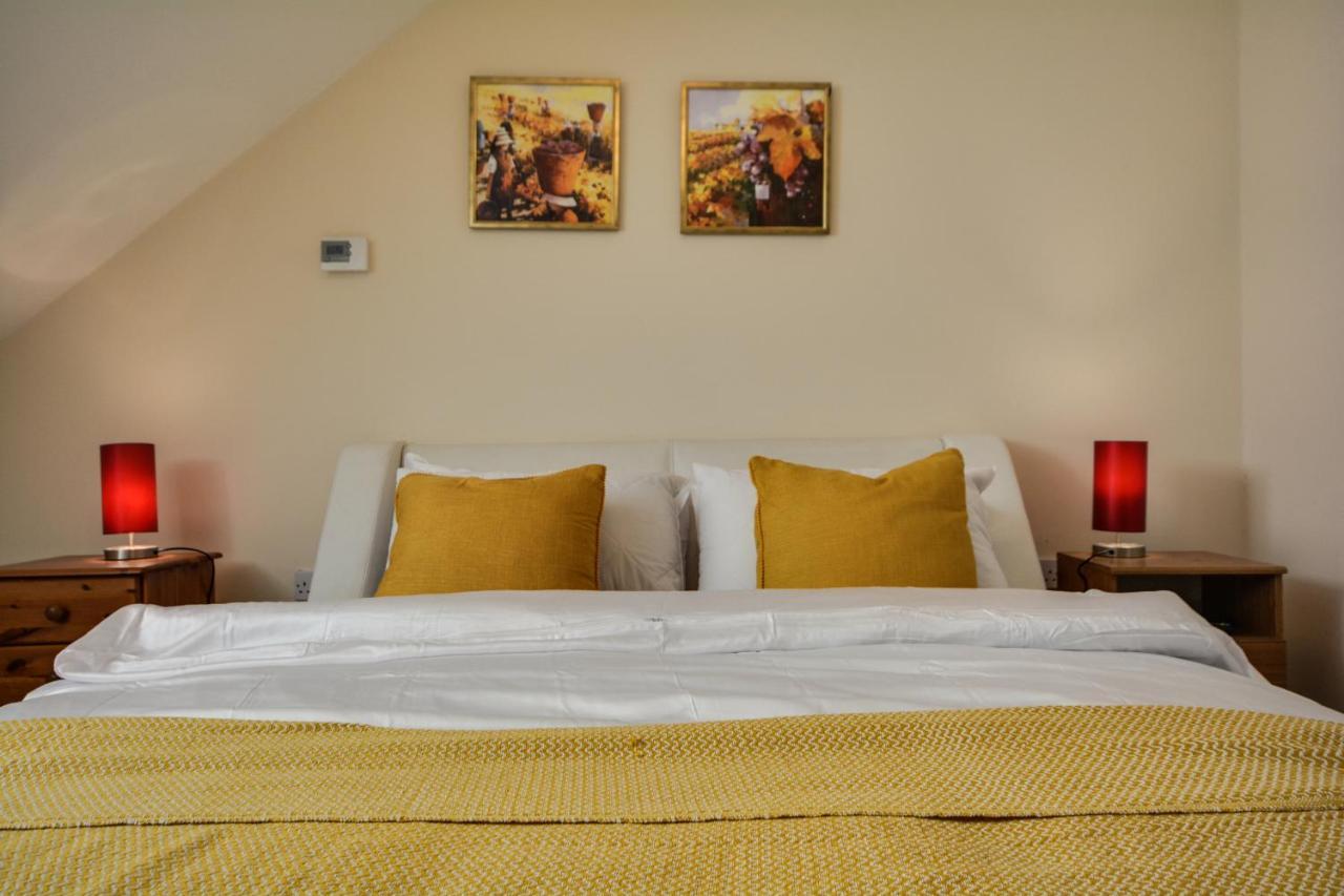 Three Bedroom House In Runcorn By The Lake With Parking By Neofinixdotcom Eksteriør billede