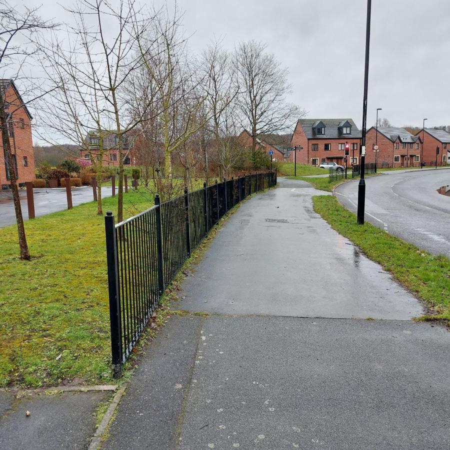 Three Bedroom House In Runcorn By The Lake With Parking By Neofinixdotcom Eksteriør billede