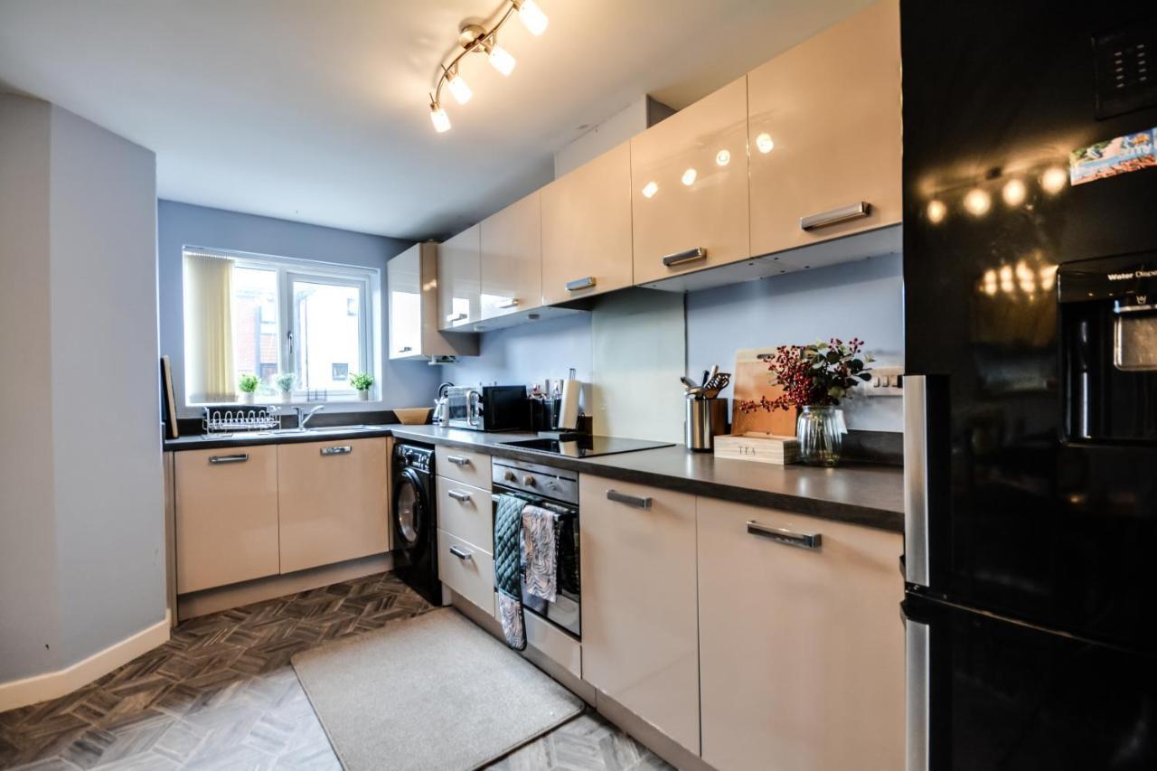 Three Bedroom House In Runcorn By The Lake With Parking By Neofinixdotcom Eksteriør billede