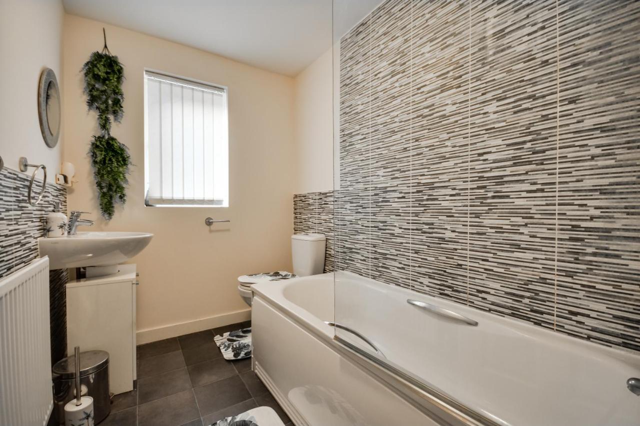 Three Bedroom House In Runcorn By The Lake With Parking By Neofinixdotcom Eksteriør billede